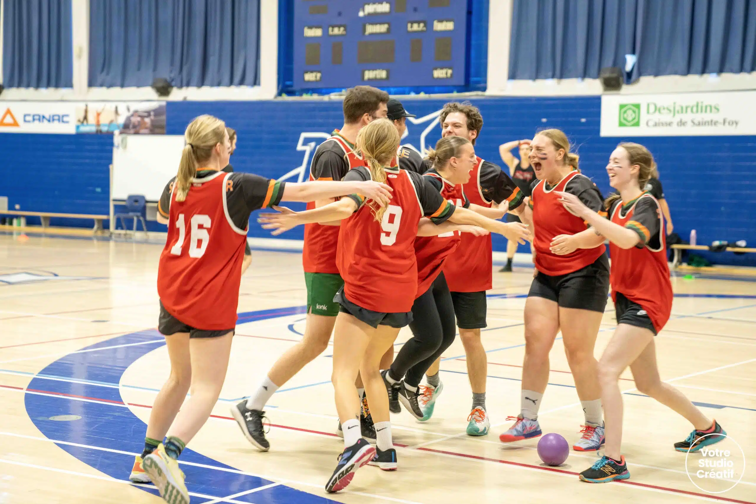 Équipe sportive célébrant la réalisation d'un but